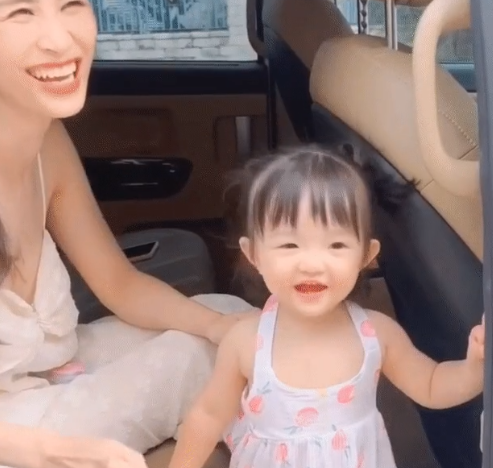 Đông Nhi dạy Winnie nói, nhóc tỳ khiến Ông Cao Thắng xúc động Dong Nhi day Winnie noi, nhoc ty khien Ong Cao Thang xuc dong