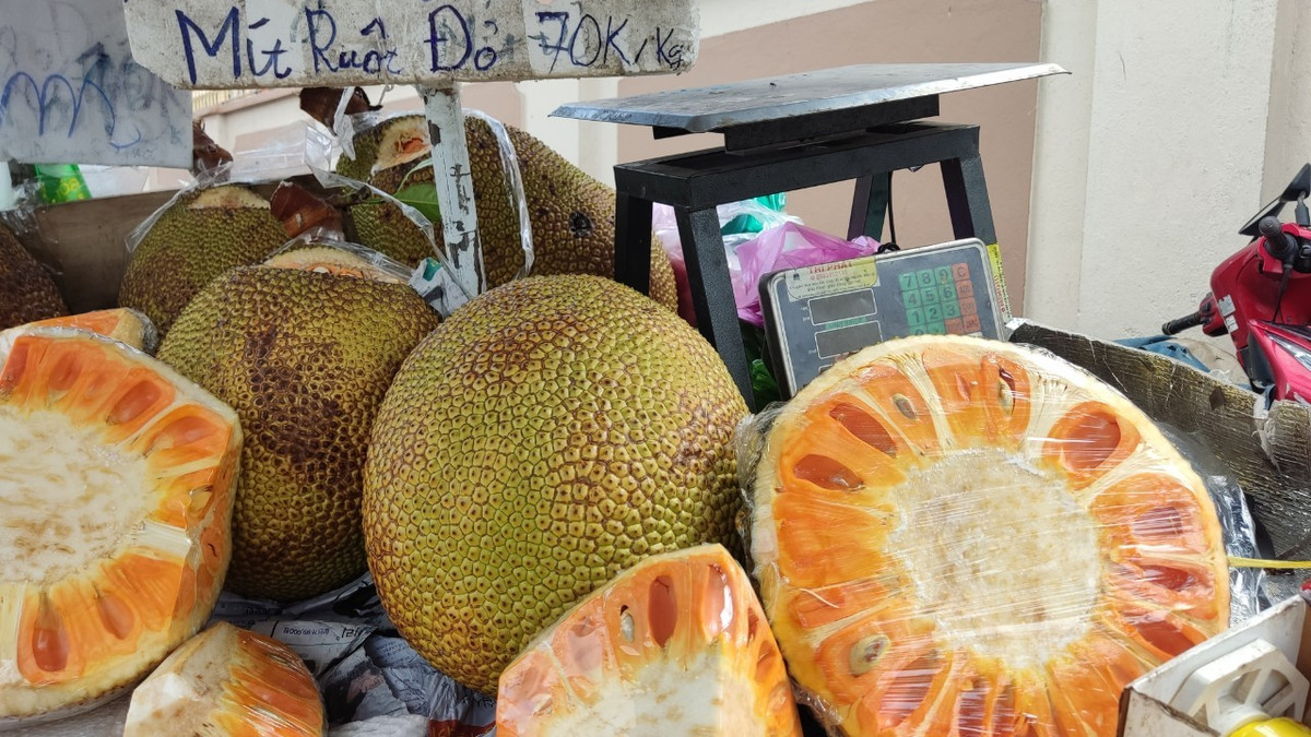 Mít ruột đỏ 'tràn' xuống lề đường Mit ruot do 'tran' xuong le duong