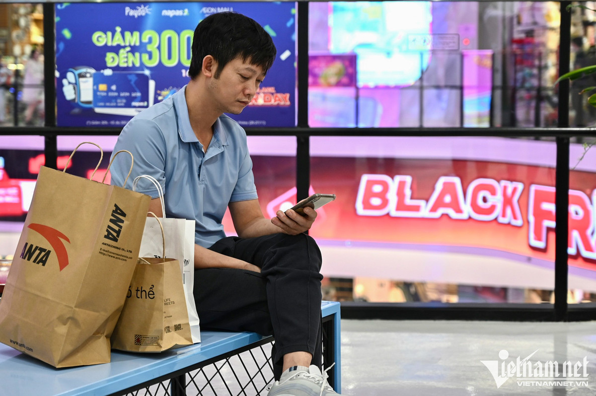 Be con hang tieng doi vo mua hang giam gia dem Black Friday-Hinh-11