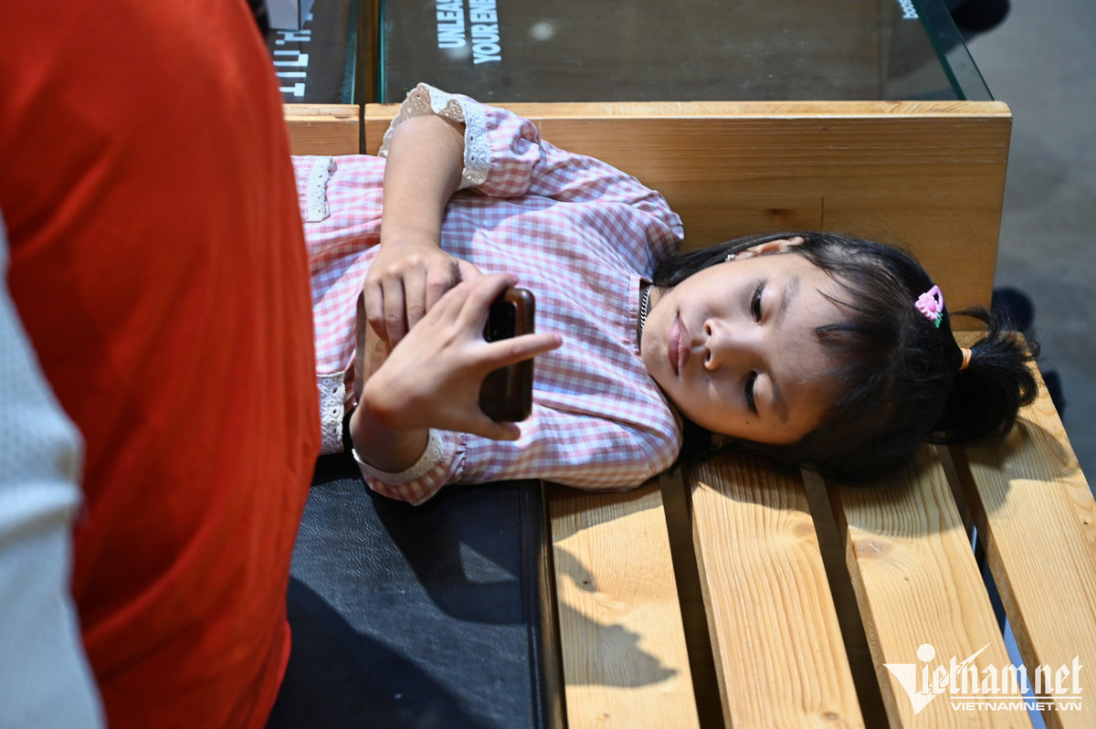 Be con hang tieng doi vo mua hang giam gia dem Black Friday-Hinh-12