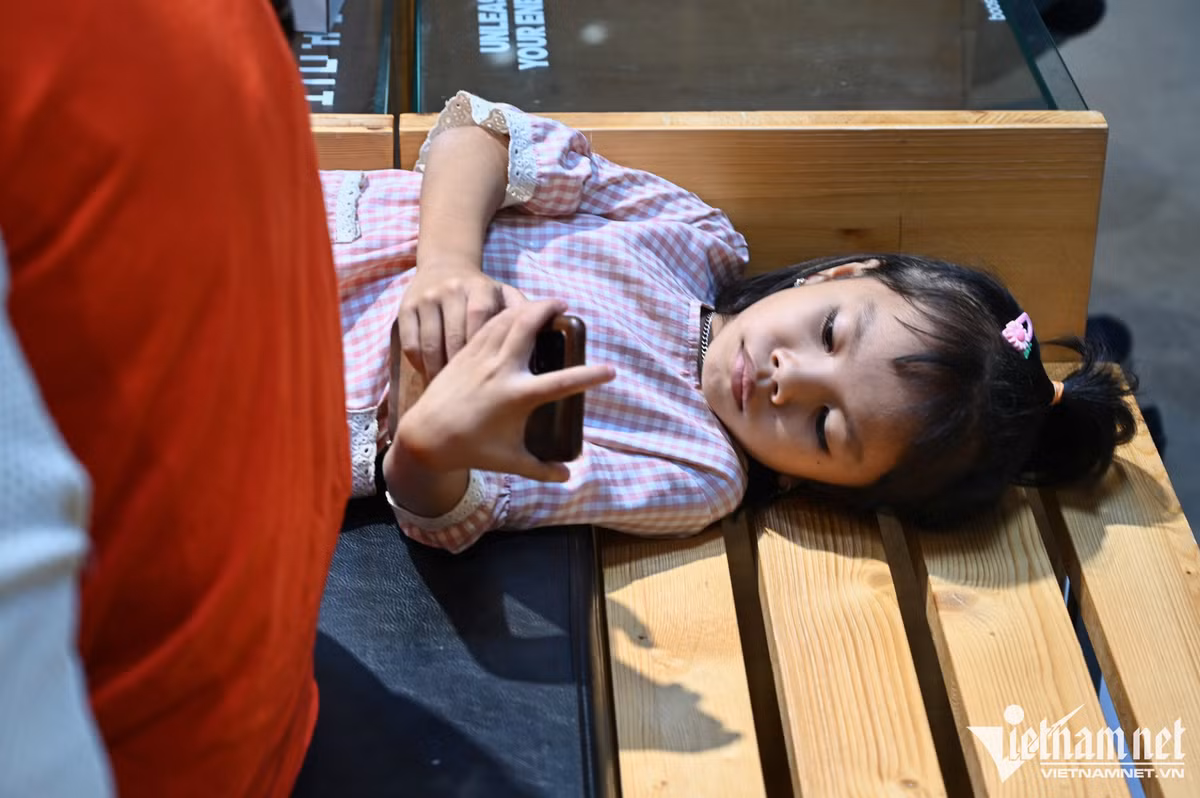 Be con hang tieng doi vo mua hang giam gia dem Black Friday-Hinh-12