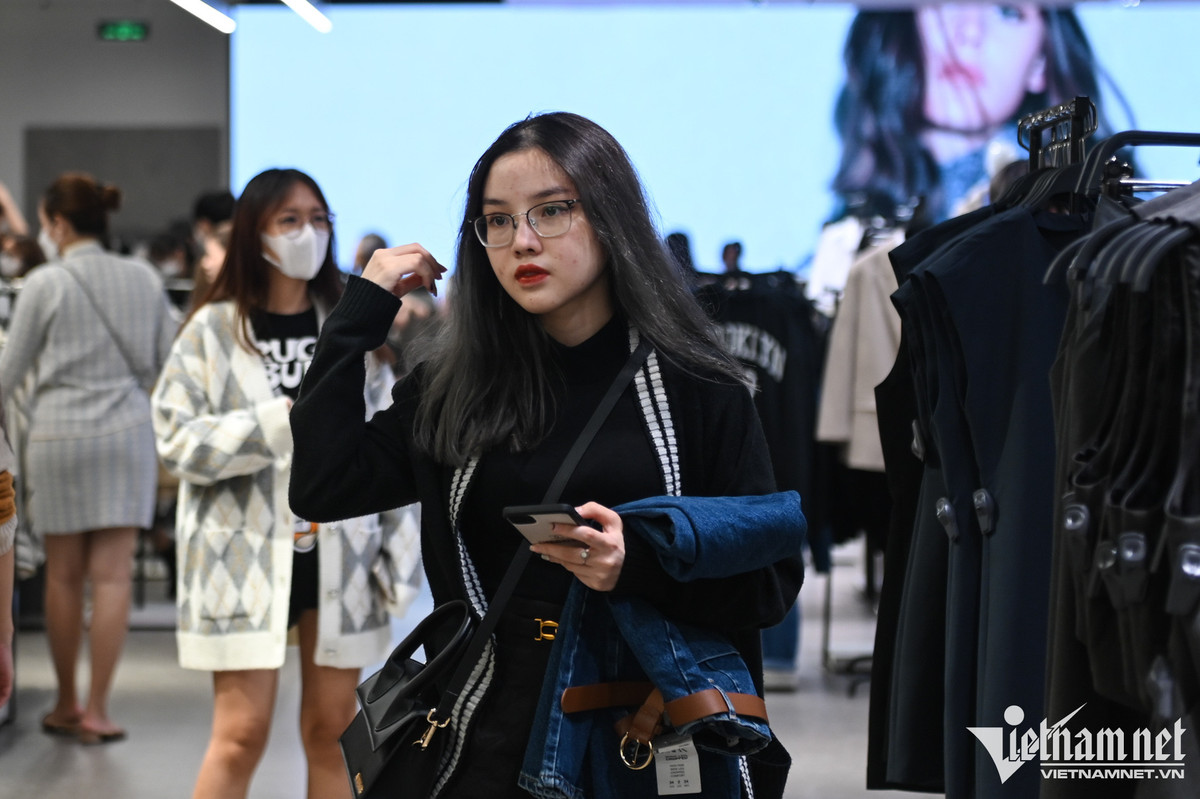 Be con hang tieng doi vo mua hang giam gia dem Black Friday-Hinh-16