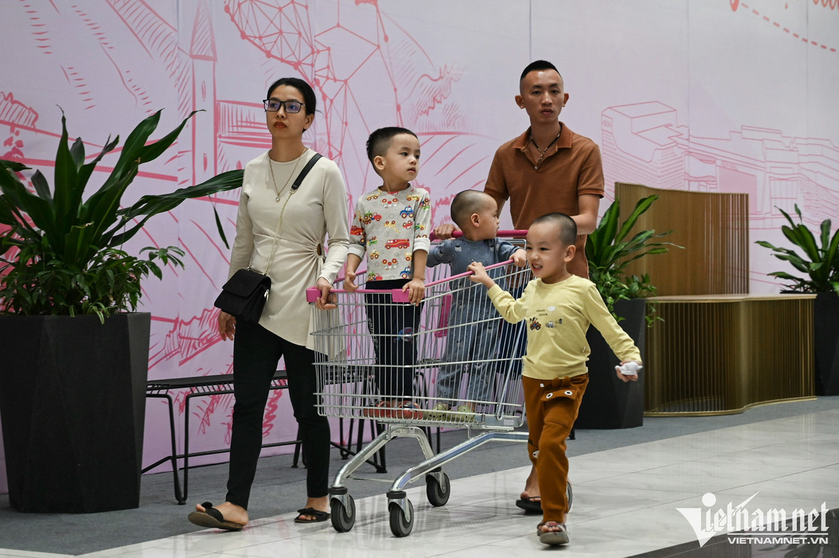 Be con hang tieng doi vo mua hang giam gia dem Black Friday-Hinh-10