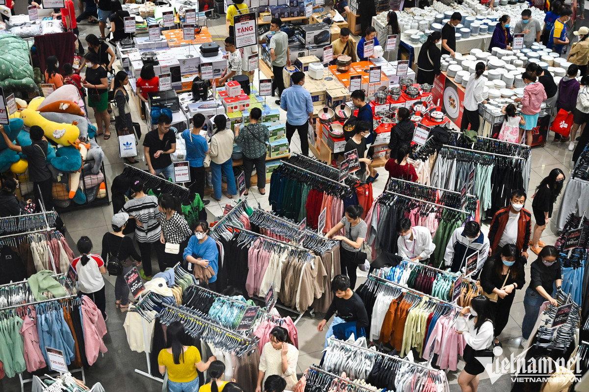 Be con hang tieng doi vo mua hang giam gia dem Black Friday-Hinh-2