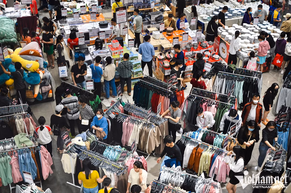 Be con hang tieng doi vo mua hang giam gia dem Black Friday-Hinh-2