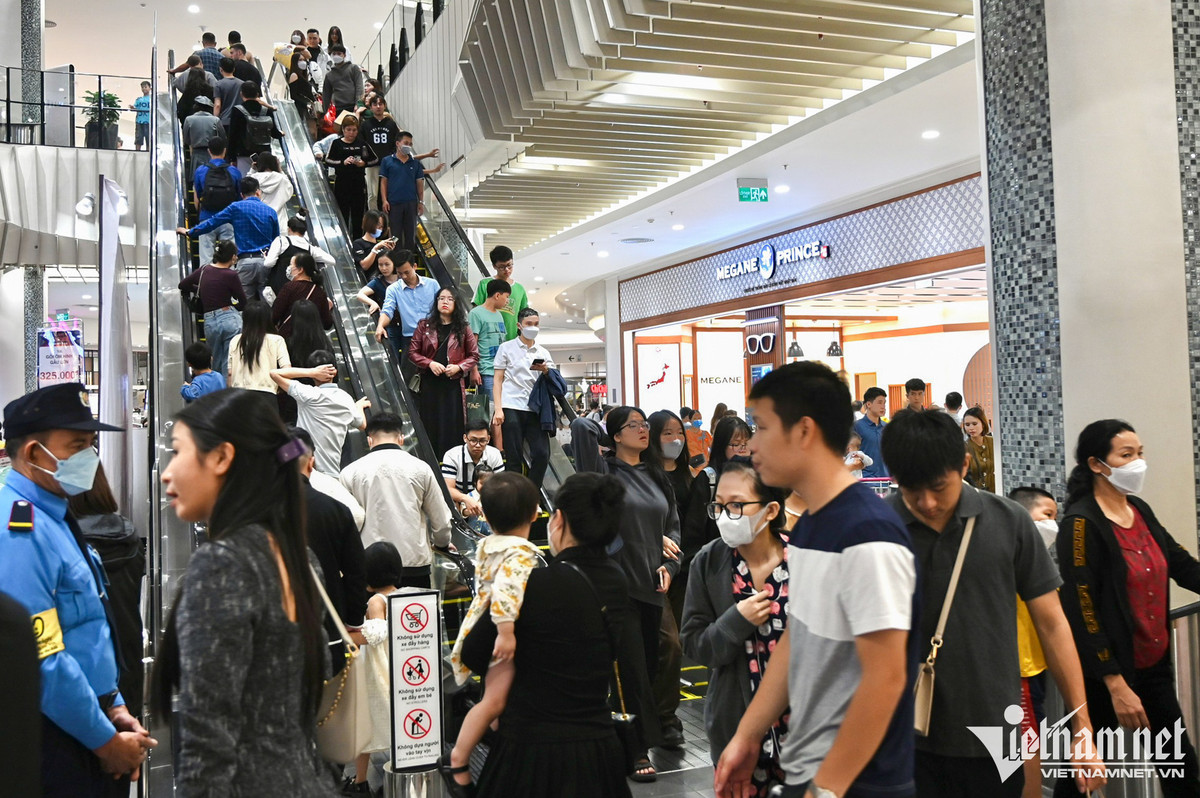 Be con hang tieng doi vo mua hang giam gia dem Black Friday-Hinh-3