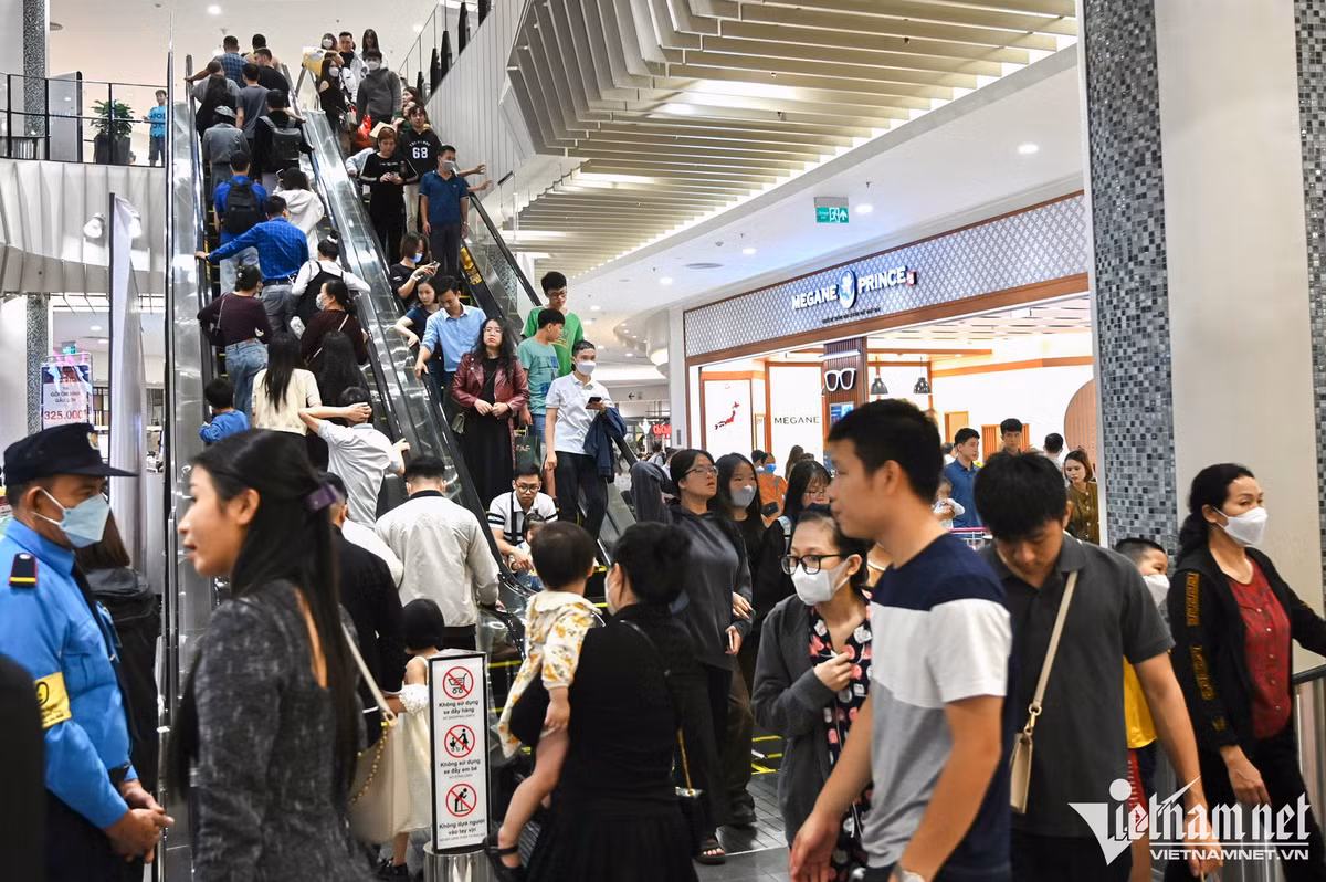 Be con hang tieng doi vo mua hang giam gia dem Black Friday-Hinh-3