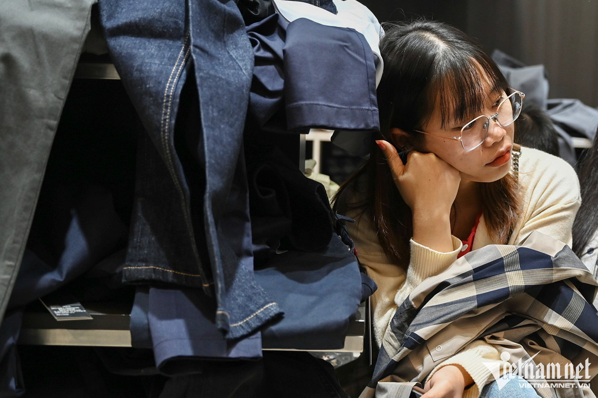 Be con hang tieng doi vo mua hang giam gia dem Black Friday-Hinh-14