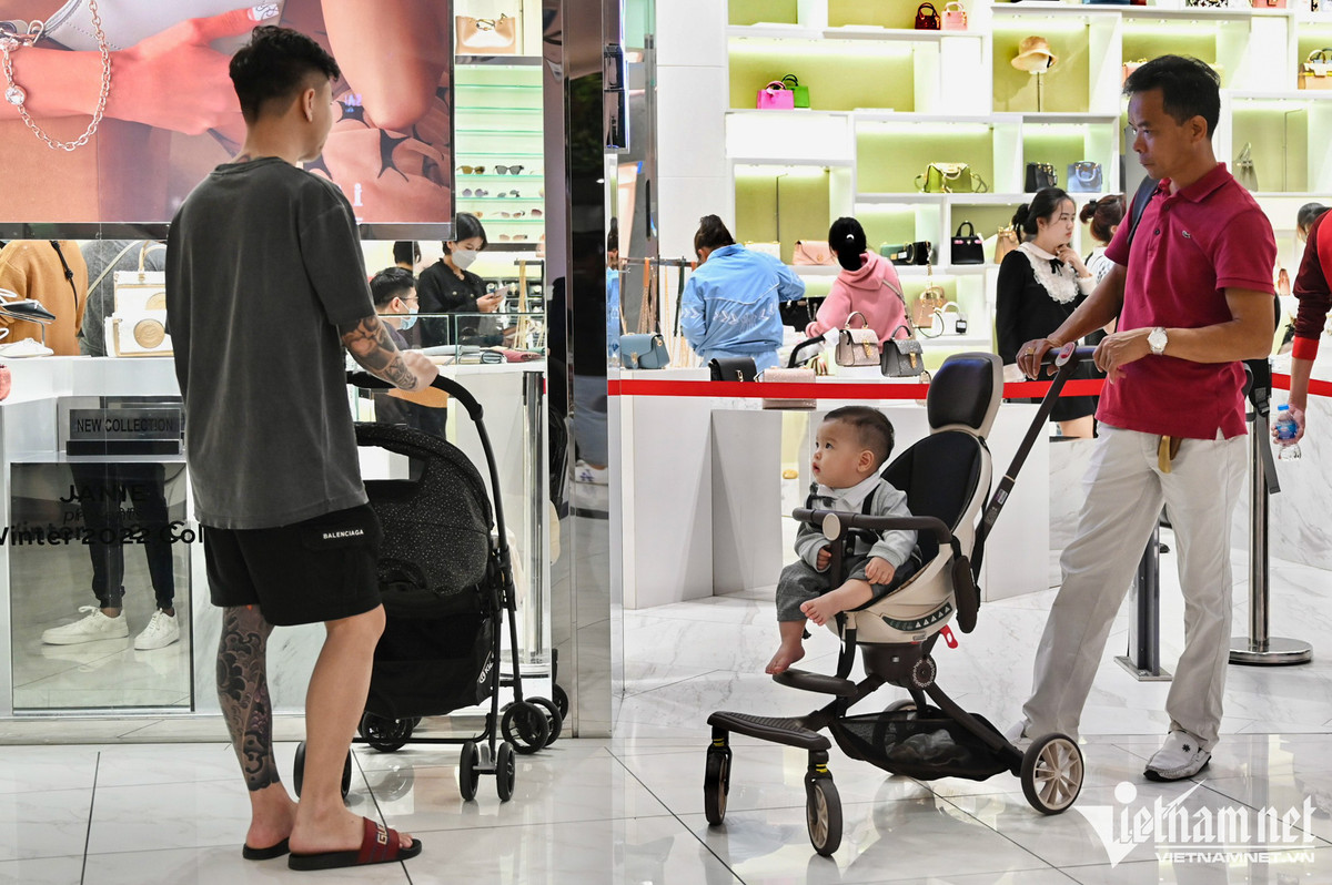 Be con hang tieng doi vo mua hang giam gia dem Black Friday-Hinh-6