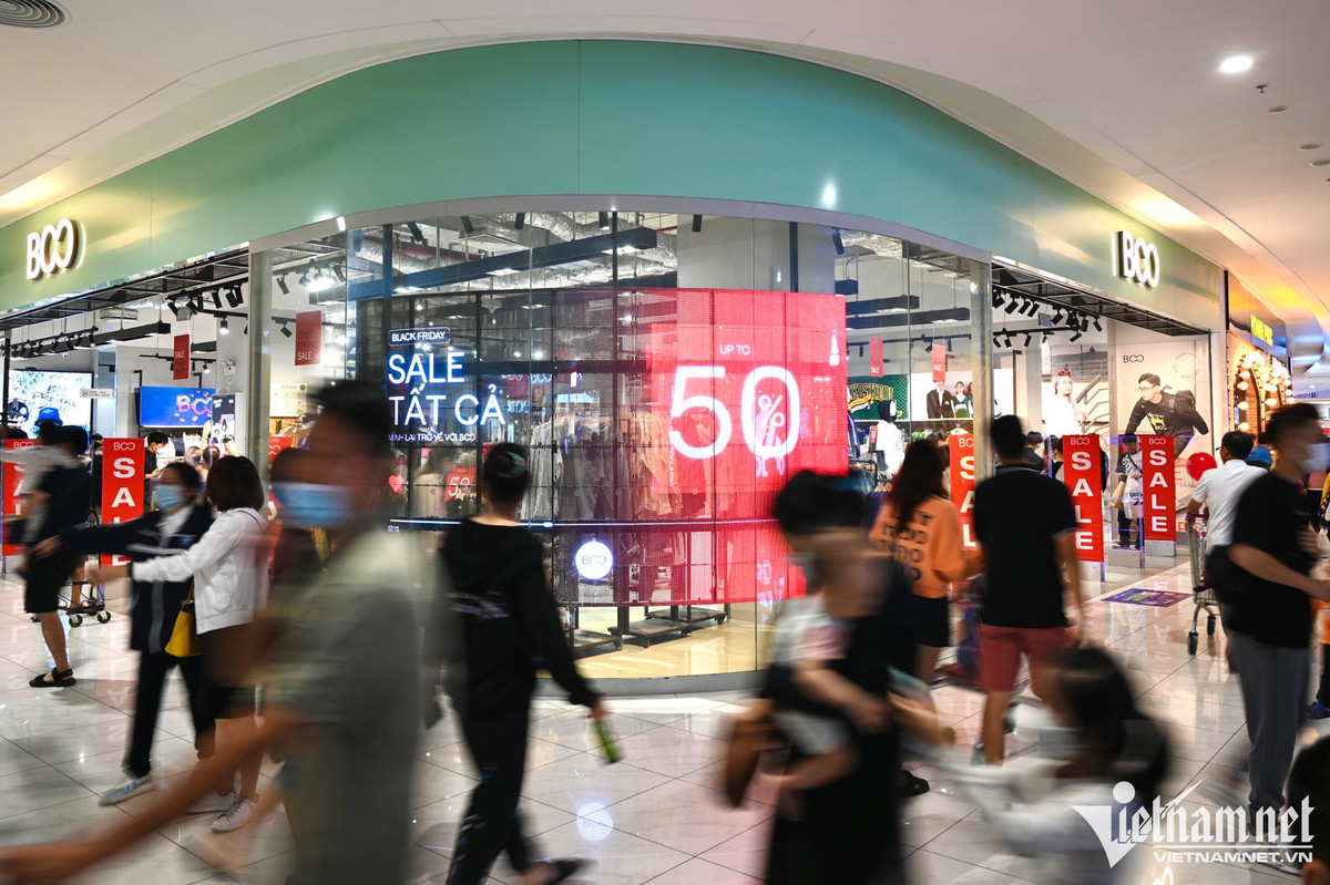 Be con hang tieng doi vo mua hang giam gia dem Black Friday