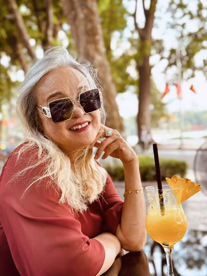 NSND Hoang Cuc Sau 10 nam chien dau voi ung thu