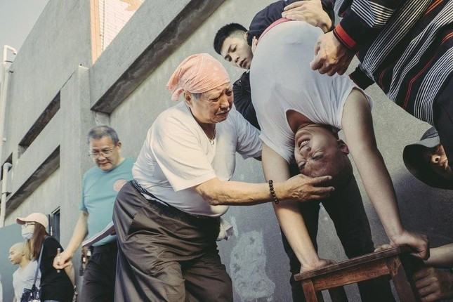 Tuoi xe chieu cua sieu sao vo thuat Trung Quoc-Hinh-2