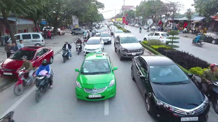 Số lượng ô tô tăng cao đã gây áp lực giao thông cho thành phố Vinh.