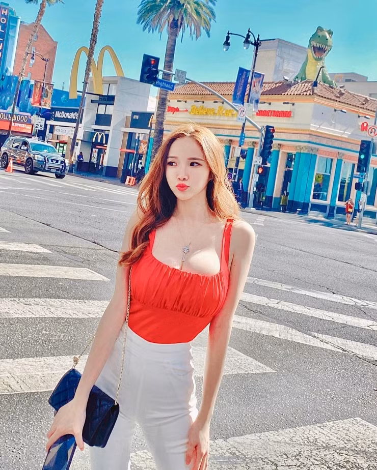 Amber Na sinh ngày 5/11/1997 tại Malaysia. Cô gái 23 tuổi được biết đến với vai trò DJ.