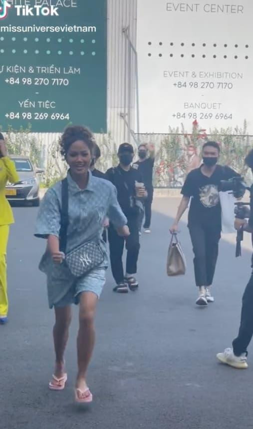 HHen Niê khiến fan hết hồn với phong cách chẳng giống ai - Hình 2 HHen Nie khien fan het hon voi phong cach chang giong ai-Hinh-2