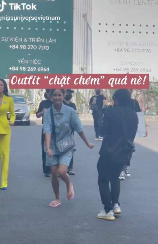 HHen Niê khiến fan hết hồn với phong cách chẳng giống ai HHen Nie khien fan het hon voi phong cach chang giong ai