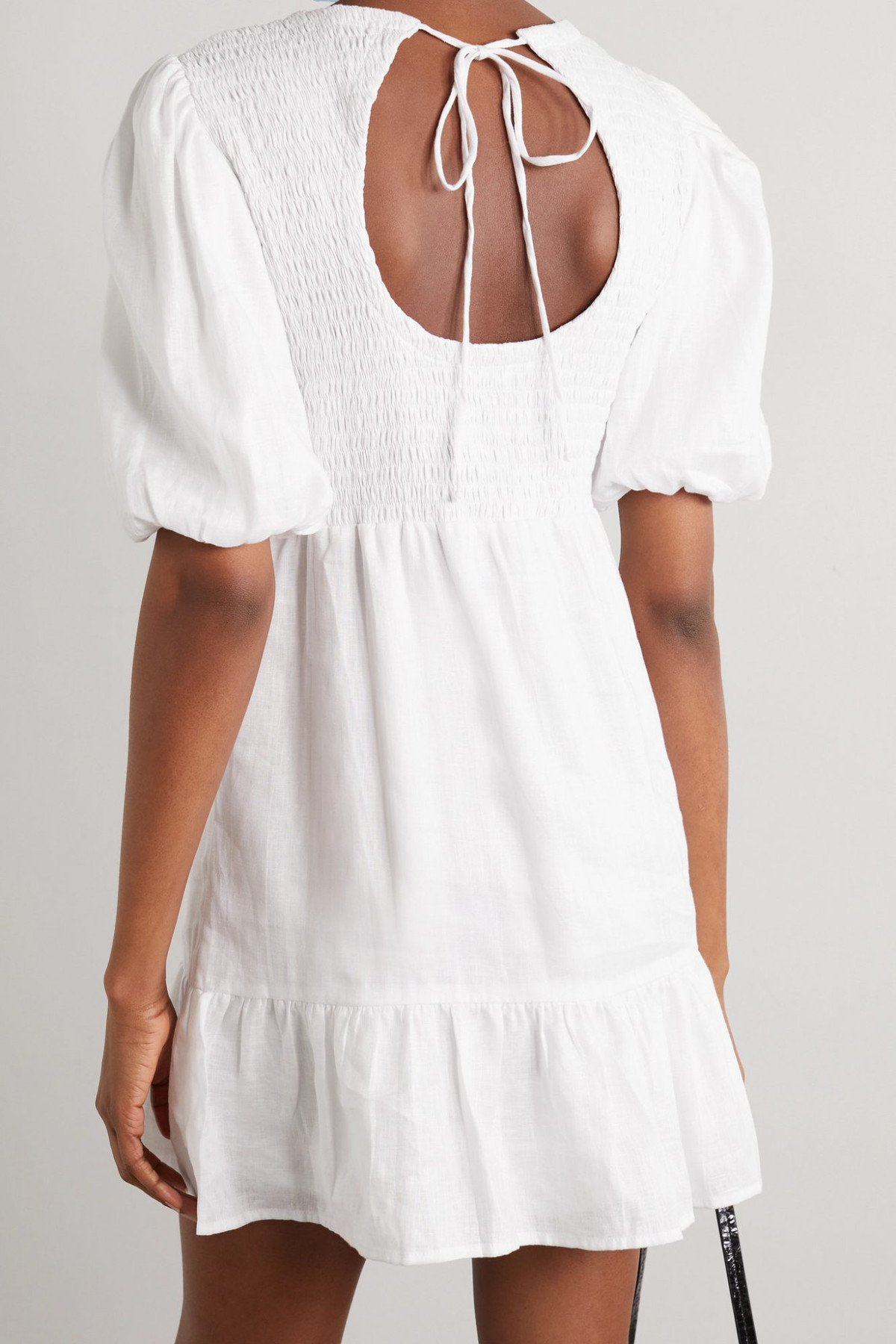 Nguoi dep khoe lung trang nhu phat sang voi chiec ao giang to-Hinh-6