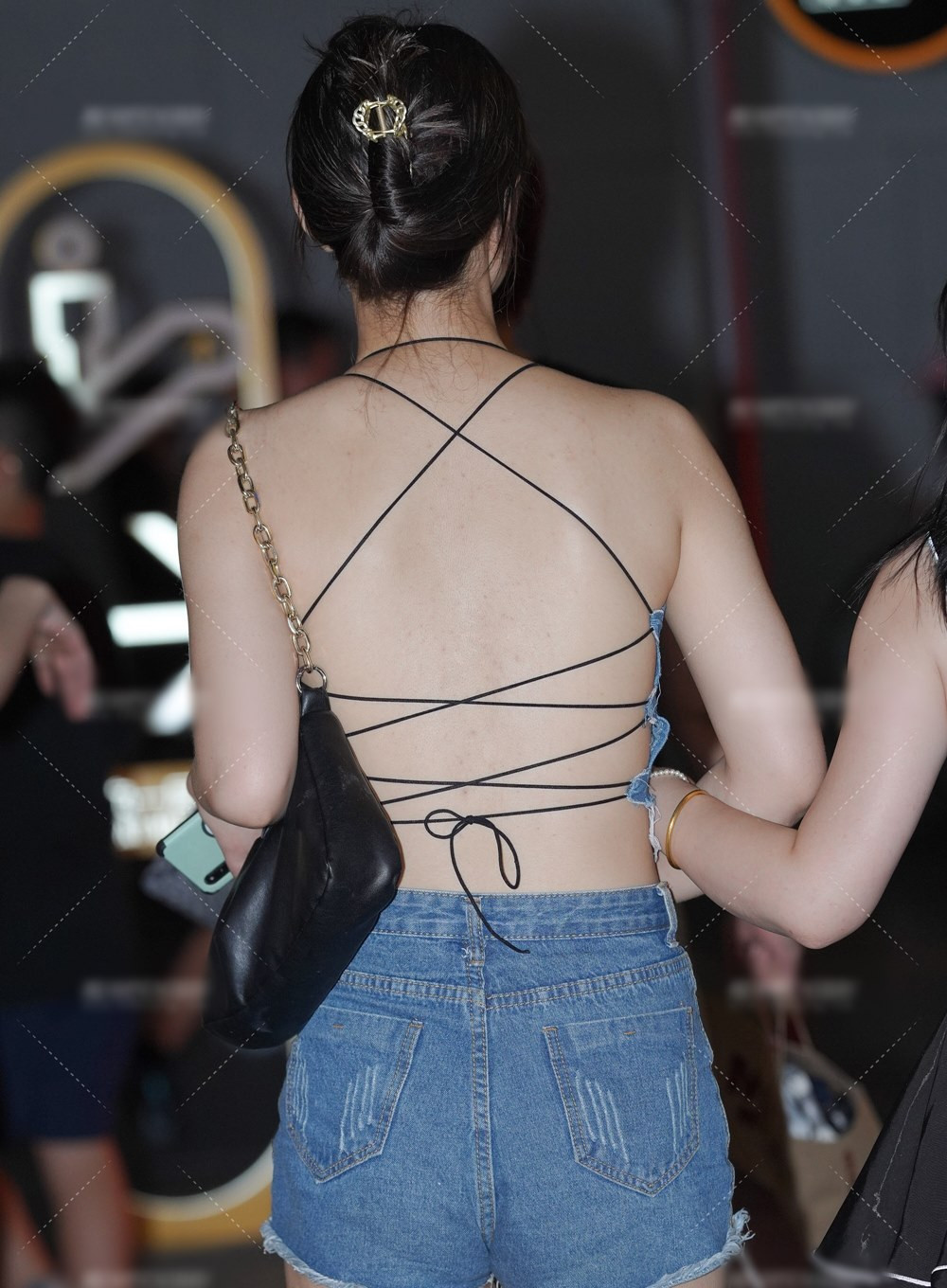 Nguoi dep khoe lung trang nhu phat sang voi chiec ao giang to