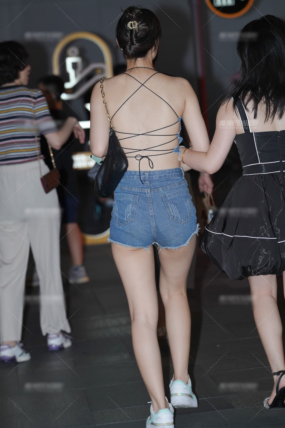 Nguoi dep khoe lung trang nhu phat sang voi chiec ao giang to-Hinh-2