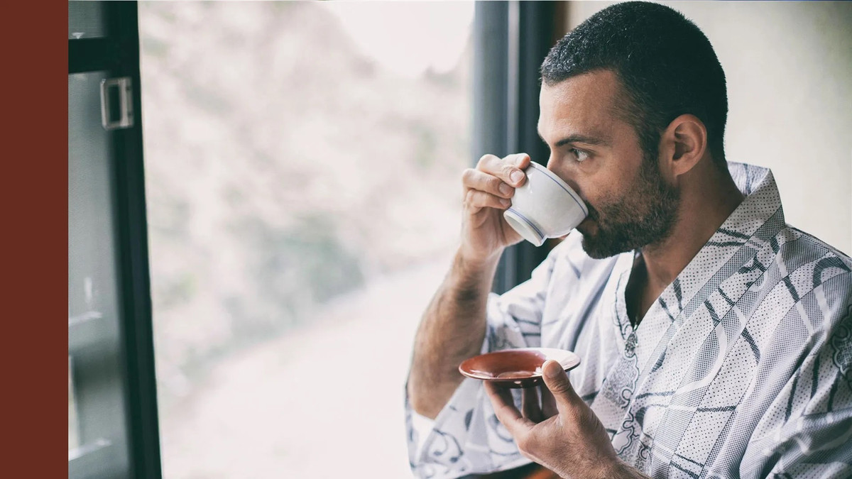 Uống trà: Nhiều người có thói quen uống trà sau bữa ăn. Tuy nhiên, axit tannic trong lá trà ngăn cản sự hấp thụ protein và sắt từ thực phẩm, có thể gây ra các vấn đề sức khỏe nghiêm trọng về lâu dài. Ảnh: Gqindia.