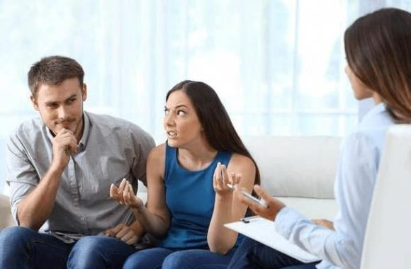 Cai nhau voi me chong ma chong than nhien dung nghich dien thoai