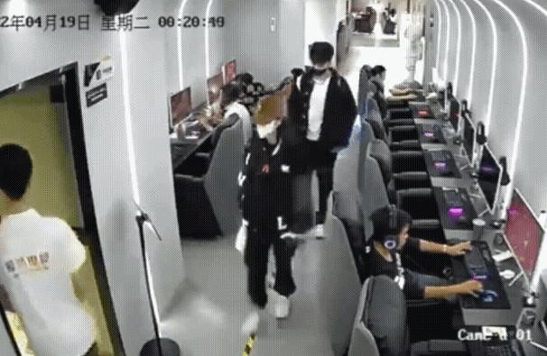 Tom gon Angela Baby hen ho my nam kem 10 tuoi luc nua dem?-Hinh-2