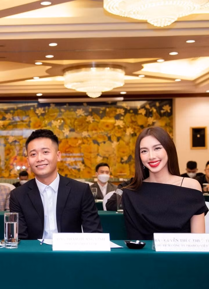 Chang trai dang duoc 'day thuyen' voi Hoa hau Thuy Tien-Hinh-6