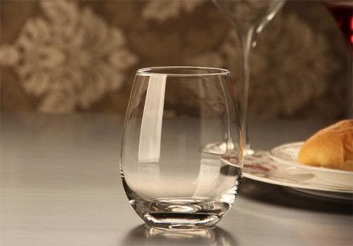 Chai thuy tinh co hai hon chai nhua, tai sao?