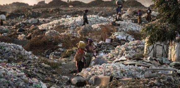 Chai thuy tinh co hai hon chai nhua, tai sao?-Hinh-4