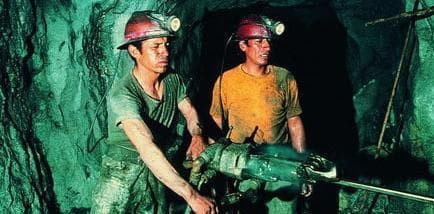 Chai thuy tinh co hai hon chai nhua, tai sao?-Hinh-5