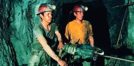 Chai thuy tinh co hai hon chai nhua, tai sao?-Hinh-5