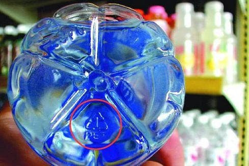 Chai thuy tinh co hai hon chai nhua, tai sao?-Hinh-3