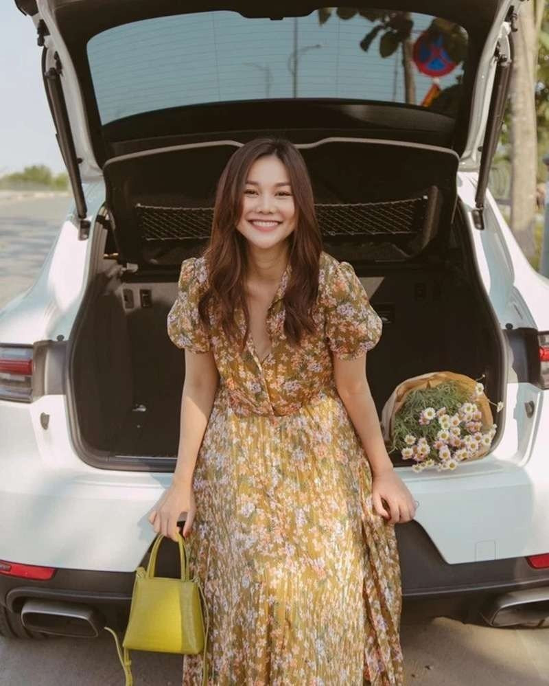 Thanh Hằng sở hữu bộ sưu tập váy hoa ghi điểm ở sự trẻ trung - Hình 2 Thanh Hang so huu bo suu tap vay hoa ghi diem o su tre trung-Hinh-2