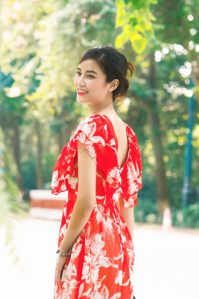 Nu canh sat chup voi dan trai dep tren VTV, ngoai doi ra sao?-Hinh-7