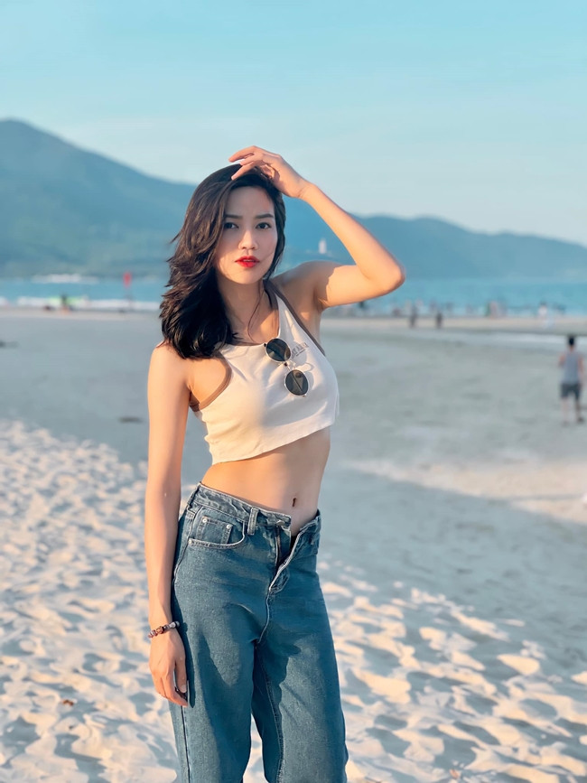 Nu canh sat chup voi dan trai dep tren VTV, ngoai doi ra sao?-Hinh-4