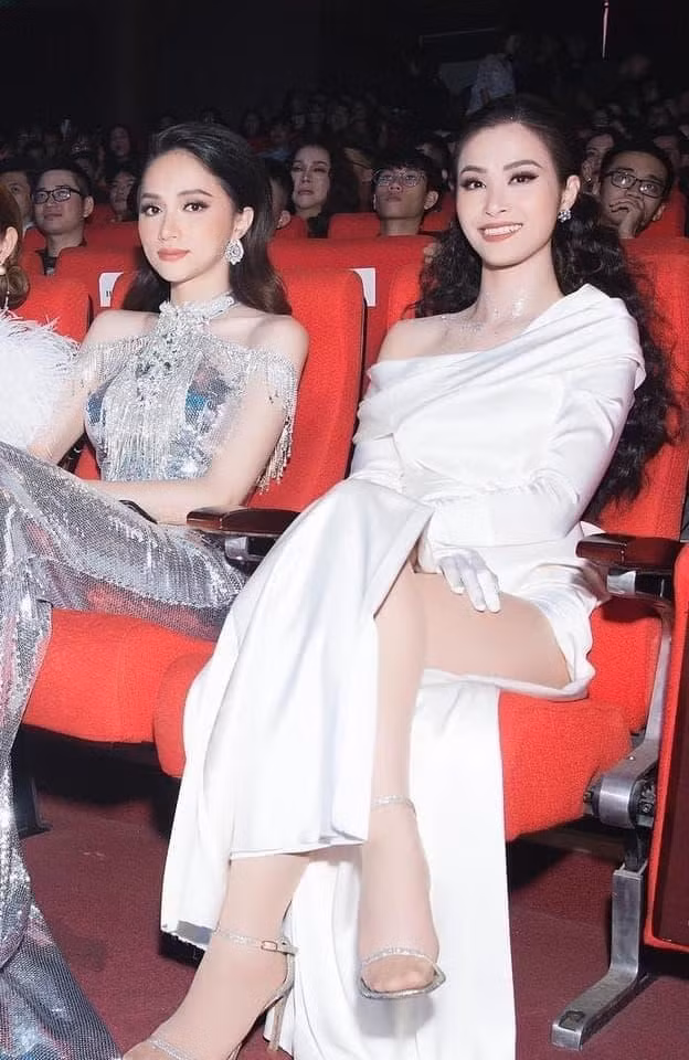 Giua bien doi dau fans, hot lai khung anh Dong Nhi va Huong Giang