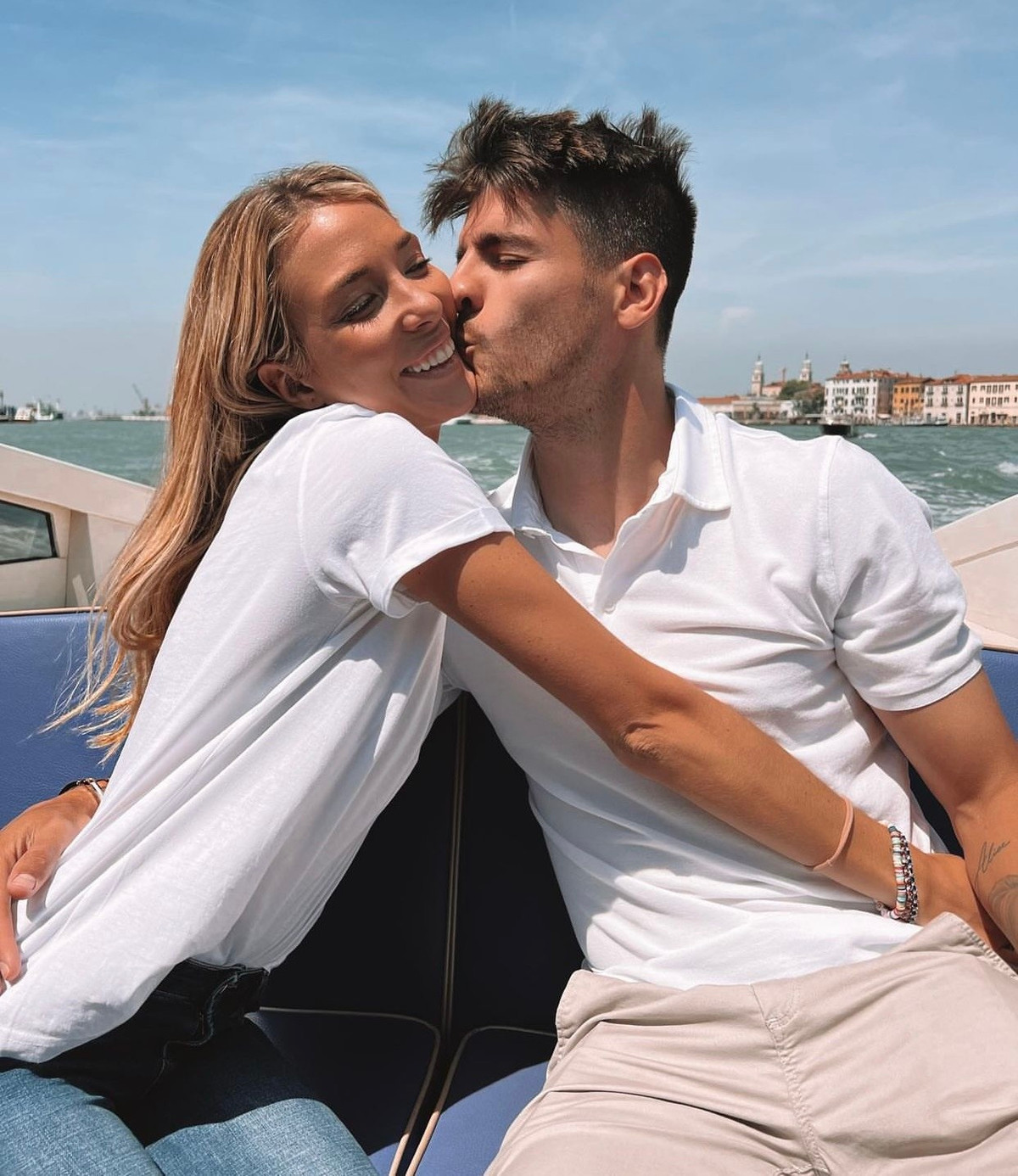 Chuyện tình của Alice Campello và Alvaro Morata nổi tiếng khi tiền đạo Atletico Madrid cầu hôn bạn gái sau 8 tháng hẹn hò.