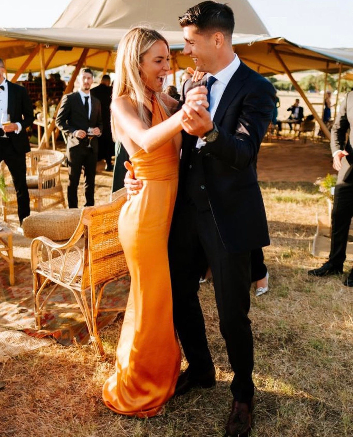 Lúc đầu, mỹ nhân người Italy bỏ qua tin nhắn của Alvaro. Nhưng chàng cầu thủ 29 tuổi không hề bỏ cuộc và đã nhận được phản hồi từ Alice.