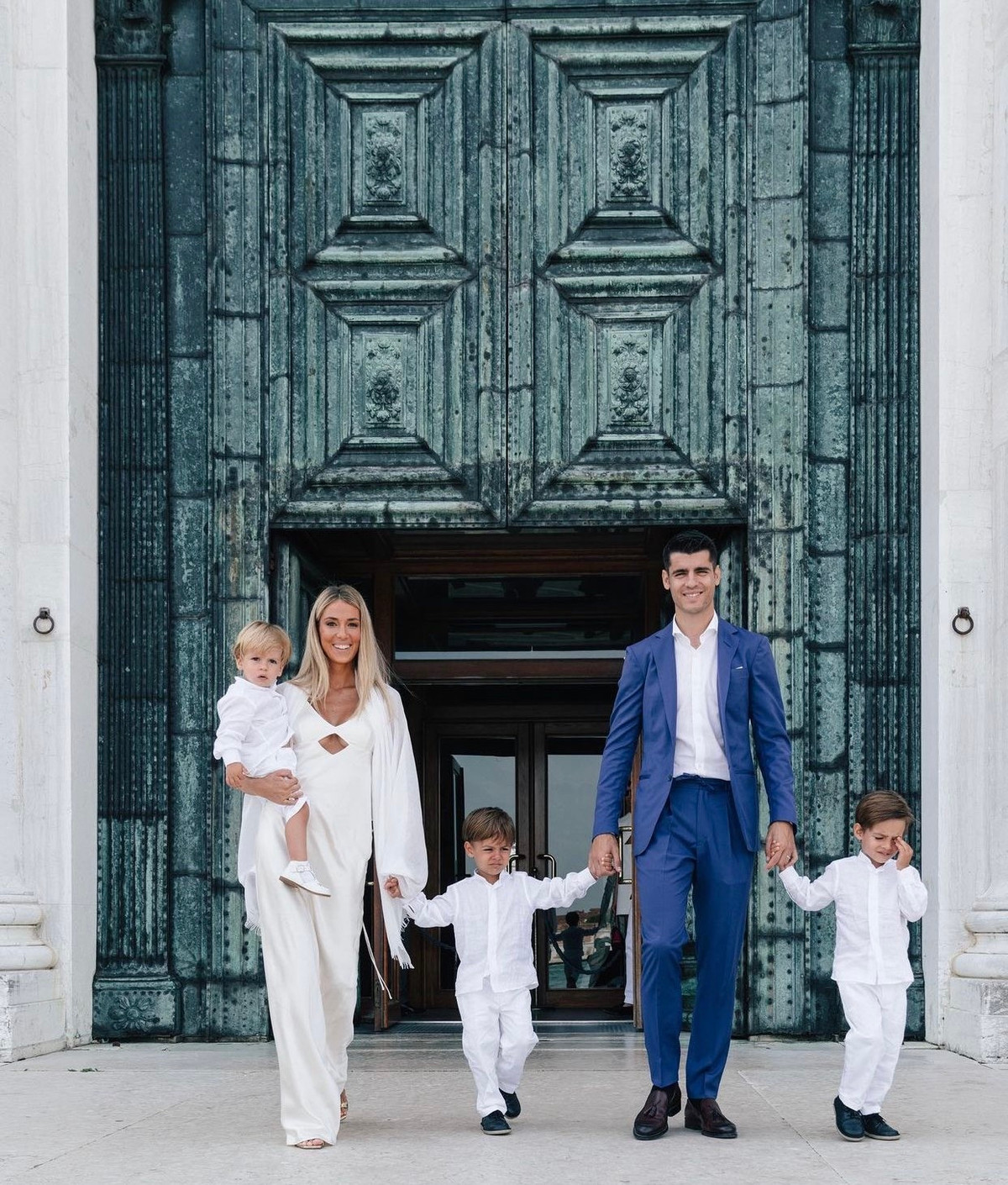 Trang cá nhân của nàng người mẫu Italy thu hút đến 3 triệu người theo dõi. Tại đây, Alice liên tục chia sẻ những hình ảnh quyến rũ của bản thân và những khoảnh khắc hạnh phúc bên chồng con.