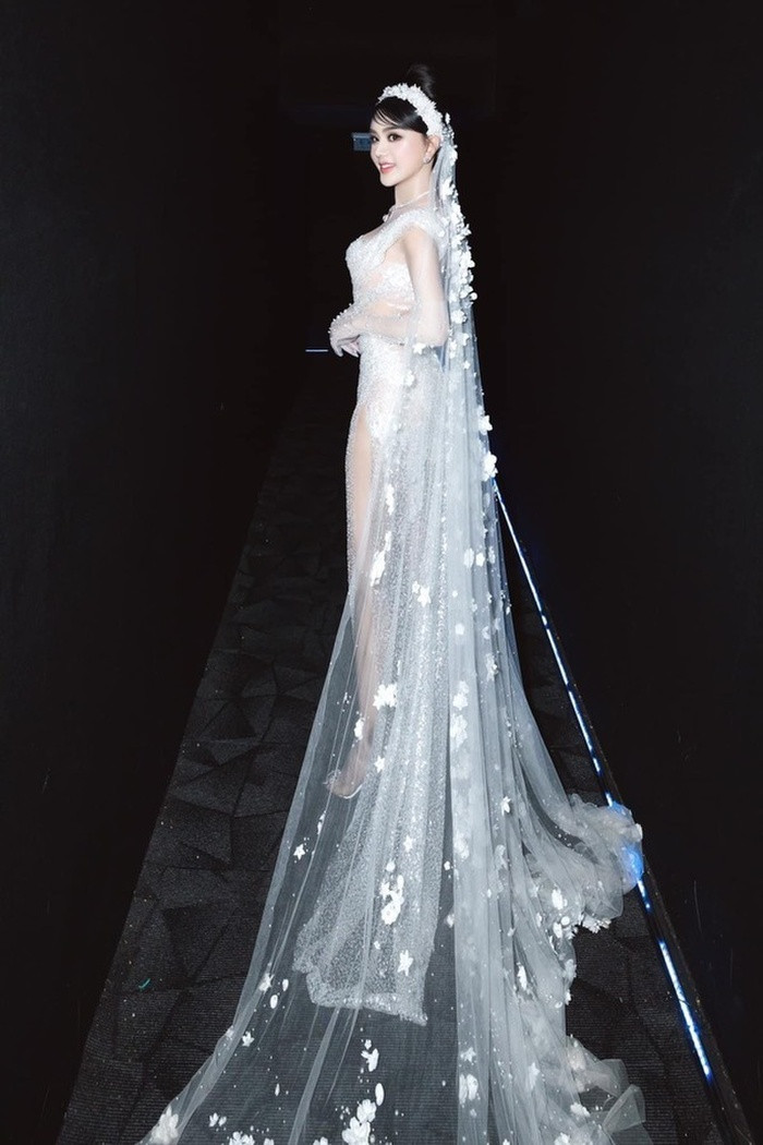 My nhan chuyen gioi dien vay cuoi: Lam Khanh Chi 'long lon'