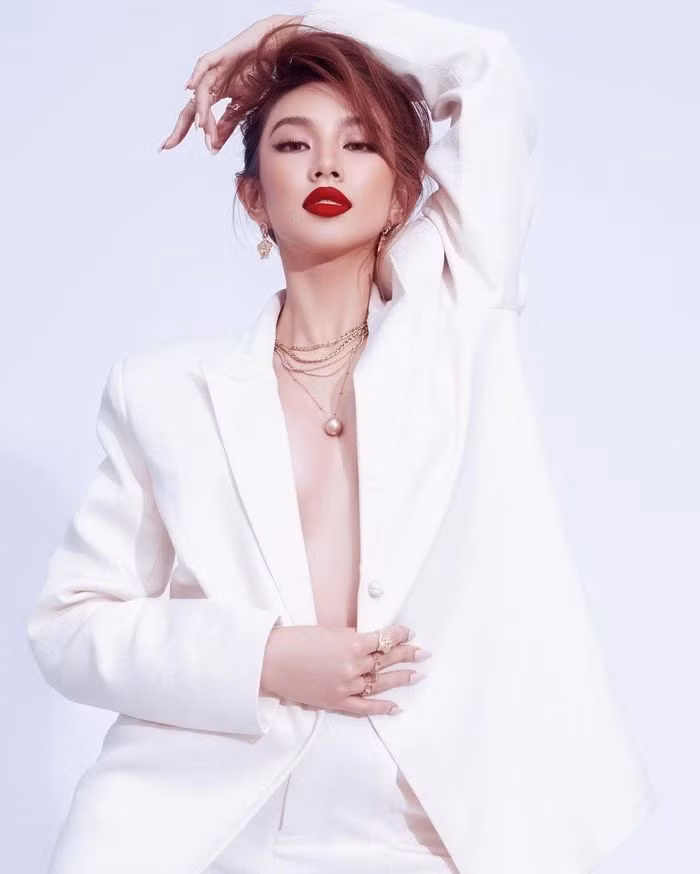 Sao Việt và những lần gây bão với vest không nội y Sao Viet va nhung lan gay bao voi vest khong noi y