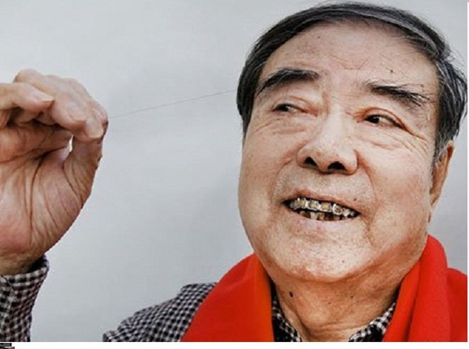 - Liên quan đến việc tiết hormone trong cơ thể. Sự tiết hormone mạnh mẽ ở nam giới có mối quan hệ rất lớn với sự mọc tóc của con người, nếu lông mày của nam giới sau 50 tuổi dài và dày có nghĩa là sự tiết hormone trong cơ thể tương đối mạnh mẽ và thể chất là tương đối lành mạnh.