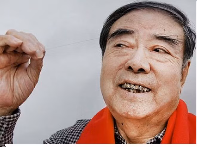 - Liên quan đến việc tiết hormone trong cơ thể. Sự tiết hormone mạnh mẽ ở nam giới có mối quan hệ rất lớn với sự mọc tóc của con người, nếu lông mày của nam giới sau 50 tuổi dài và dày có nghĩa là sự tiết hormone trong cơ thể tương đối mạnh mẽ và thể chất là tương đối lành mạnh.