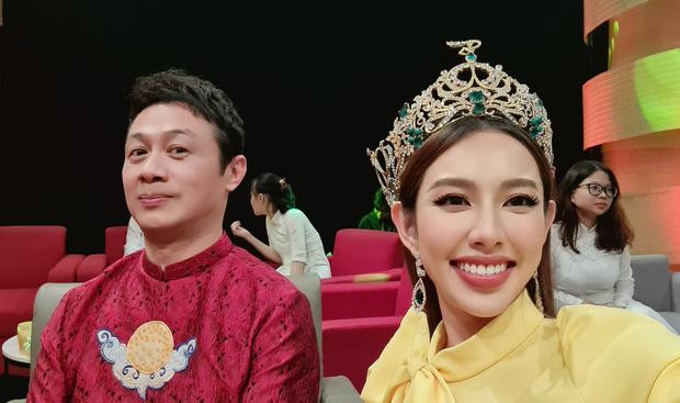 Hanh dong la MC Anh Tuan khi chup anh ben Thuy Tien-Hinh-2