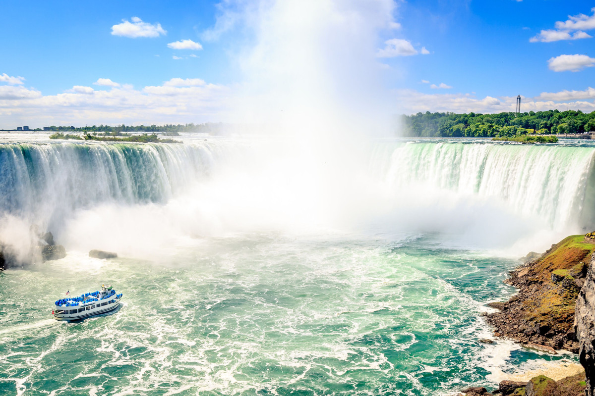 Thác Niagara, Canada và Mỹ: Kỳ quan địa chất ở biên giới của Mỹ và Canada này là một trong những thác nước nổi tiếng nhất thế giới. Thác Niagara cao 51 m với lưu lượng nước 2.832 tấn nước/giây (trong mùa cao điểm) mang đến một cảnh tượng ngoạn mục. Một cách phổ biến để ngắm thác ở Mỹ là đi tàu Maids of the Mist qua hẻm núi Niagara. Còn ở phía Canada, du khách có thể đến ngay mép nước ở chân hẻm núi khi đi dạo dọc theo lối đi bộ ven sông. Ảnh: James Wong Photos.