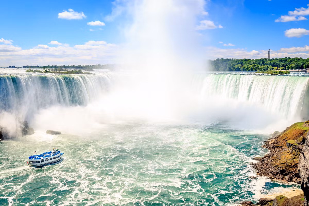 Thác Niagara, Canada và Mỹ: Kỳ quan địa chất ở biên giới của Mỹ và Canada này là một trong những thác nước nổi tiếng nhất thế giới. Thác Niagara cao 51 m với lưu lượng nước 2.832 tấn nước/giây (trong mùa cao điểm) mang đến một cảnh tượng ngoạn mục. Một cách phổ biến để ngắm thác ở Mỹ là đi tàu Maids of the Mist qua hẻm núi Niagara. Còn ở phía Canada, du khách có thể đến ngay mép nước ở chân hẻm núi khi đi dạo dọc theo lối đi bộ ven sông. Ảnh: James Wong Photos.