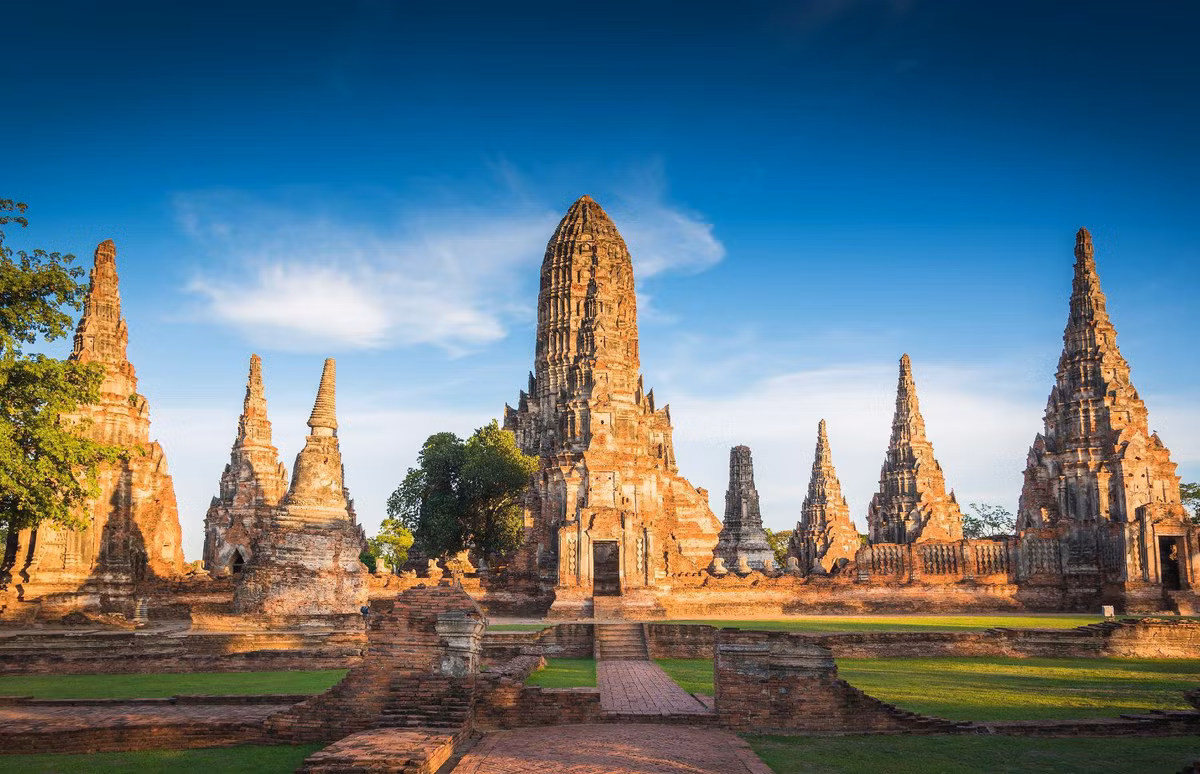 Ayutthaya, Thái Lan: Ayutthaya là thủ đô của vương quốc Xiêm La cổ đại, phát triển mạnh từ thế kỷ 14 đến thế kỷ 18. Vào năm 1767, quân đội Myanmar đã san bằng nơi đây. Ayutthaya bị phá hủy bởi lửa và tất cả những gì còn lại là những tàn tích. Ngày nay, du khách đến đây có thể khám phá tàn tích của prang (tháp thờ) và các tu viện Phật giáo trải dài khắp nơi. Ảnh: FocusStocker.