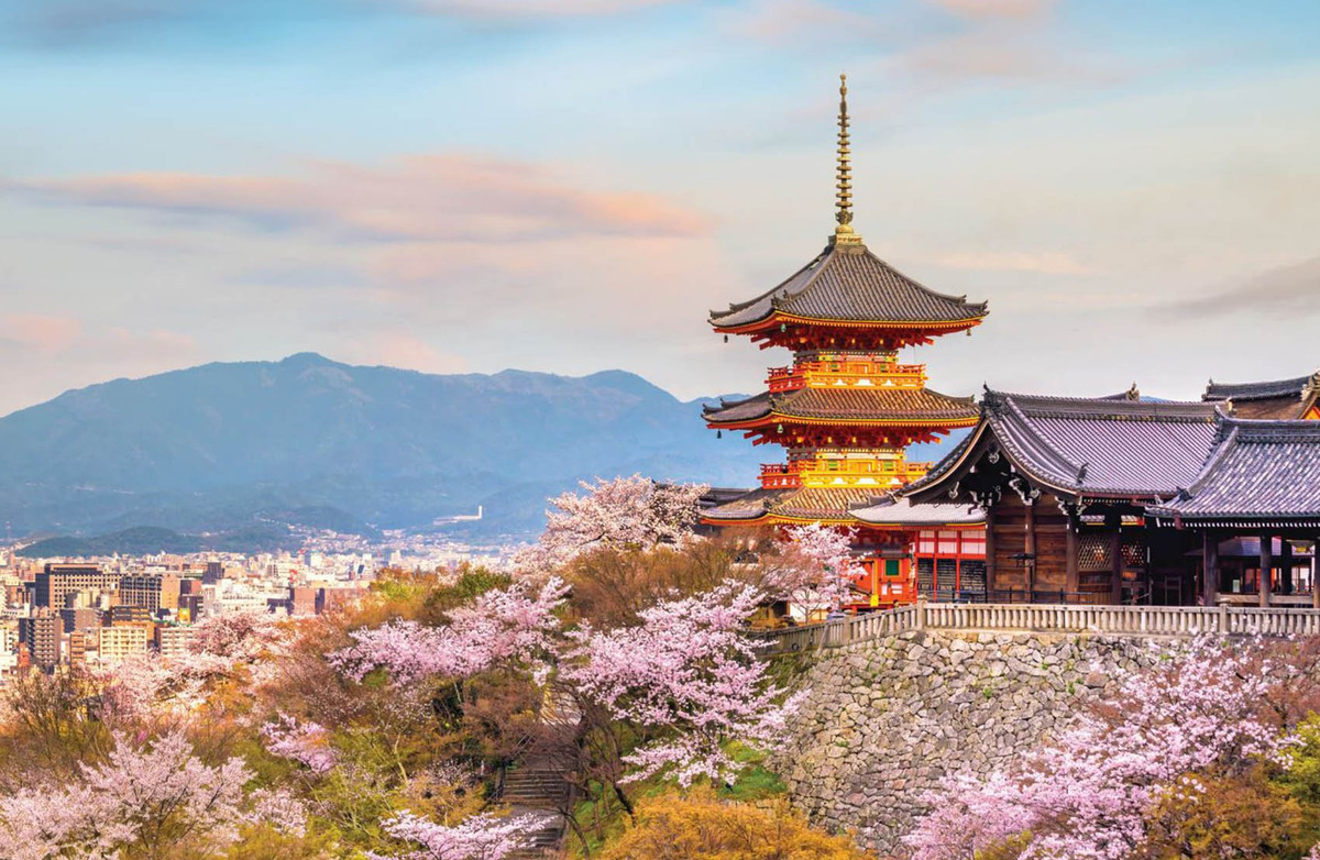 Kyoto, Nhật Bản: Với những truyền thống lâu đời vẫn trường tồn, cố đô Kyoto là địa điểm lý tưởng để khám phá lịch sử Nhật Bản. Thành phố nổi tiếng có những ngôi đền linh thiêng, khu phố cổ kính cùng các loại hình văn hóa dân gian vẫn được gìn giữ. Không chỉ vậy, cảnh sắc ở Kyoto đặc biệt quyến rũ trong sắc hoa anh đào vào mùa xuân và khi thu sang, lá cây thay màu rực rỡ. Ảnh: Shutterstock.