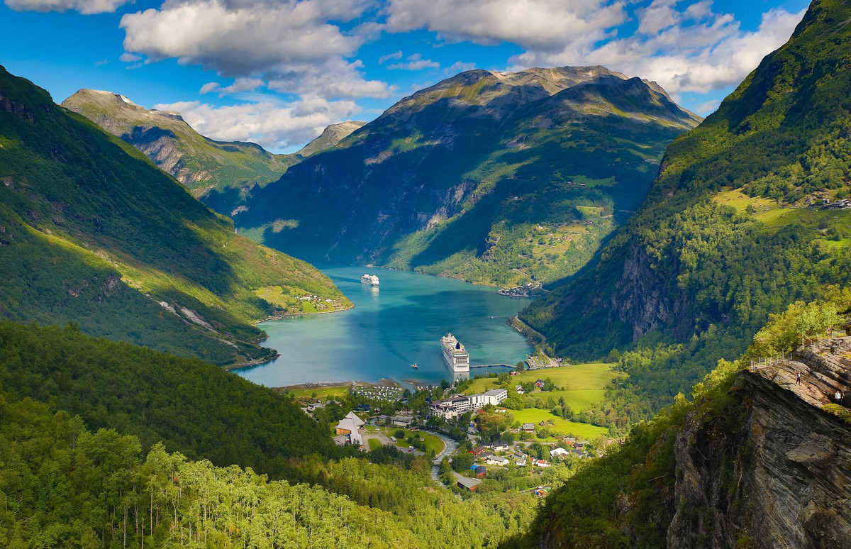 Geirangerfjord, Na Uy: Na Uy được thiên nhiên ban tặng nhiều cảnh quan tuyệt đẹp. Trong đó phải kể đến vịnh hẹp Geirangerfjord, một trong những địa điểm nổi tiếng ăn ảnh nhất ở đất nước Bắc Âu này. Với làn nước xanh thẳm, những thác nước đổ ầm ầm và sườn núi xanh ngắt, khung cảnh nơi đây tựa một bức tranh sơn thủy bình dị. Du khách có thể lên một chiếc phà để trải nghiệm du ngoạn trên dòng chảy uốn khúc quanh vịnh hẹp, hay lái xe đến đài quan sát Geiranger Skywalk và ngắm nhìn toàn cảnh vẻ đẹp thơ mộng. Ảnh: Kats Mark.