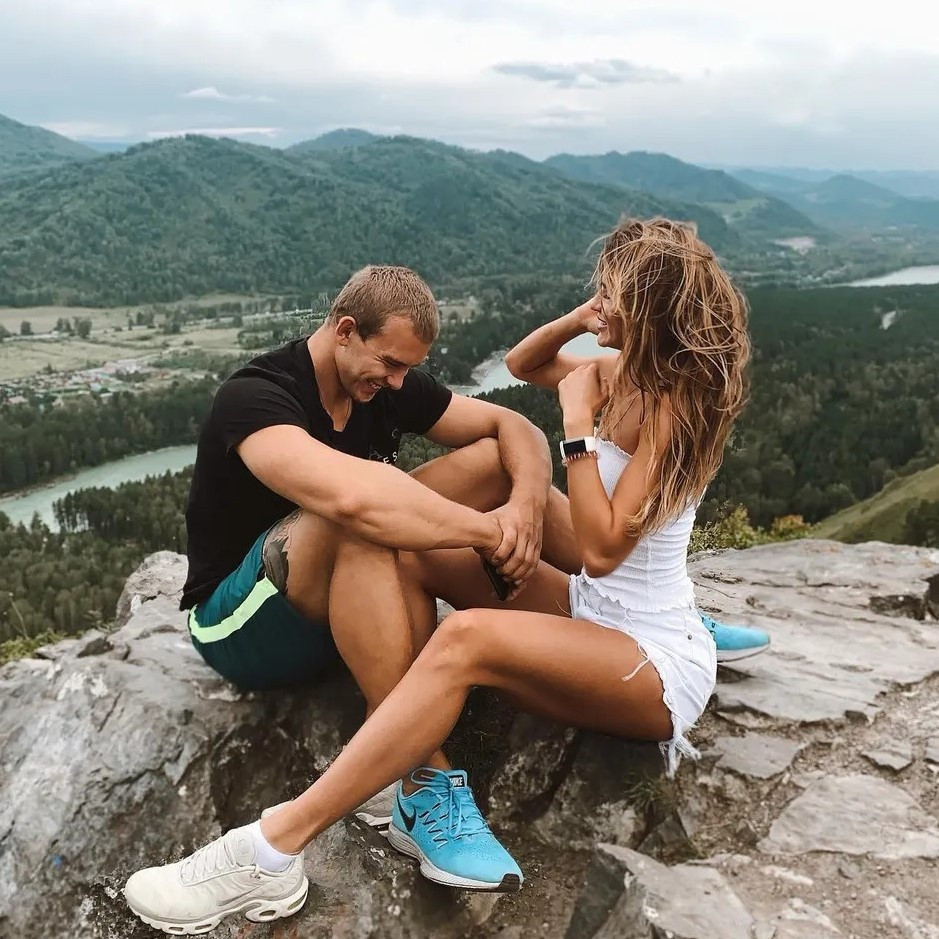 Julia cũng thường xuyên chia sẻ những hình ảnh ngọt ngào bên bạn trai bằng tuổi. Nửa kia của cô là Mikhail Mordasov, vận động viên trượt băng mạo hiểm của đội tuyển quốc gia Nga. Cả hai gắn bó với nhau từ tập luyện, thi đấu, du lịch đến tham gia các dự án quảng cáo.